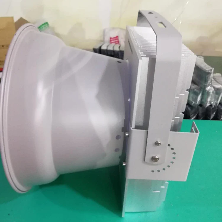 مصباح صناعي LED عالي القدرة بق - مراجعة Outdoor Power Tool Brands وسعره