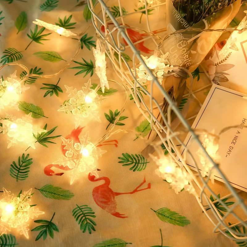 أضواء ستارة على شكل ندف الثلج  - مراجعة Outdoor Solar Power Xmas Lights وسعره